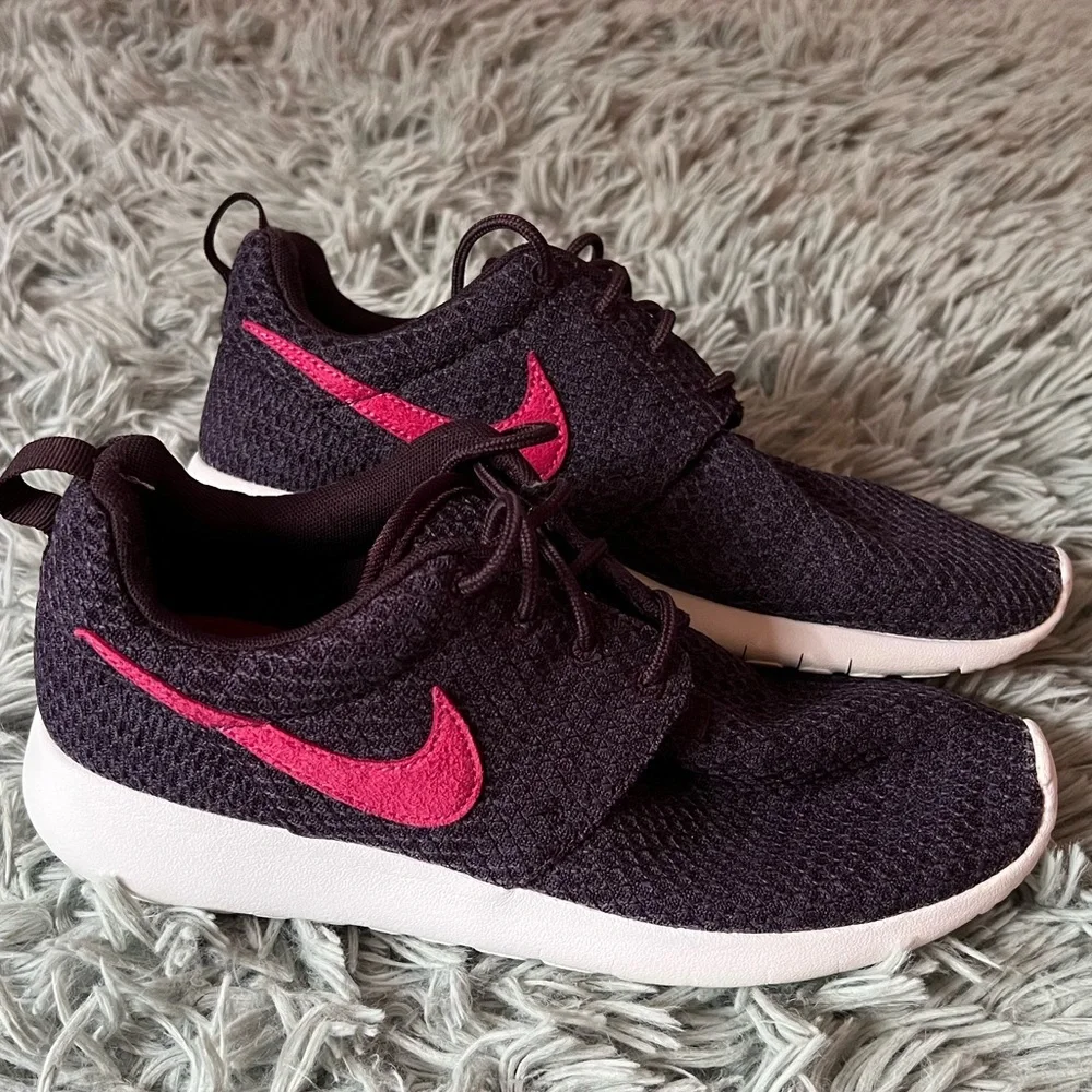 Nike Roshe One Shoes